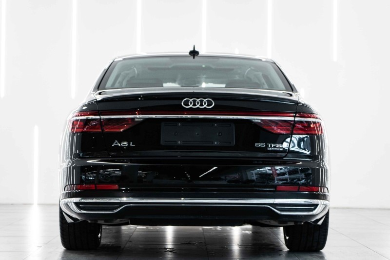 奥迪A8L55 TFSI quattro 尊贵型，四座的A8L还是很赞的。