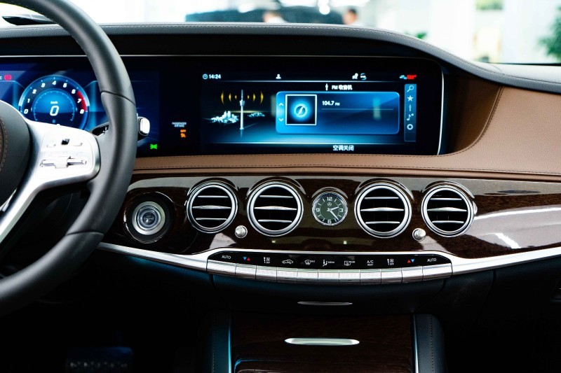 奔驰S320L欣赏一下，三道杠的大灯一直都比较好看