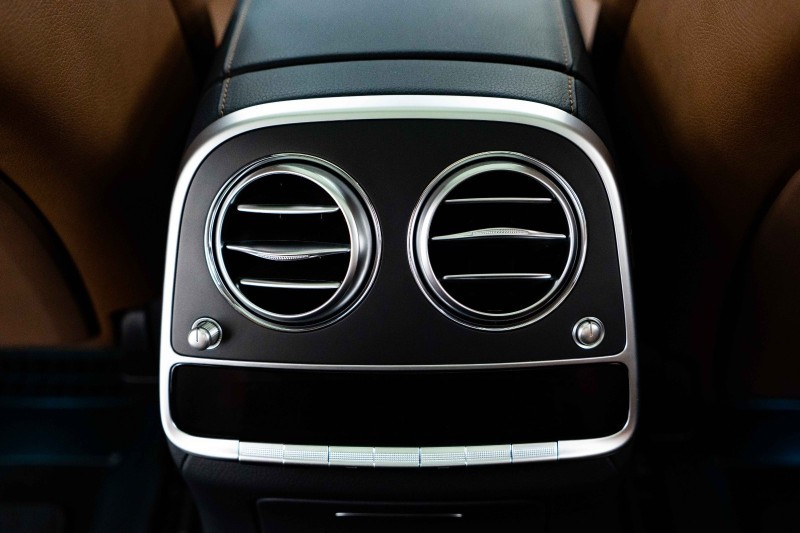 奔驰S320L欣赏一下，三道杠的大灯一直都比较好看