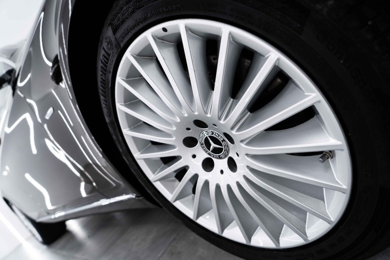 奔驰S320L欣赏一下，三道杠的大灯一直都比较好看