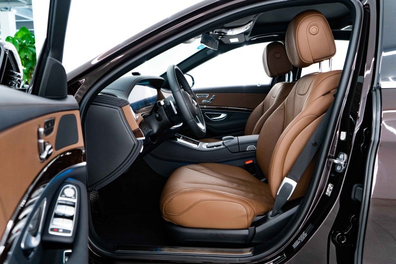 奔驰S320L欣赏一下，三道杠的大灯一直都比较好看