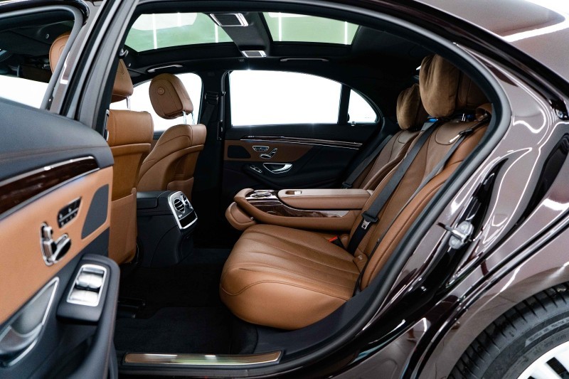 奔驰S320L欣赏一下，三道杠的大灯一直都比较好看