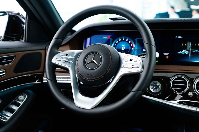 奔驰S320L欣赏一下，三道杠的大灯一直都比较好看