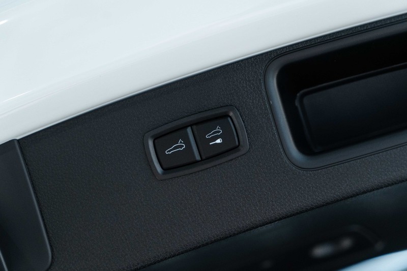 保时捷Macan欣赏一下，这款大灯比较漂亮。