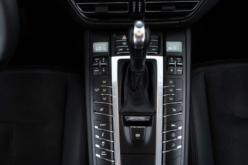 保时捷Macan欣赏一下，这款大灯比较漂亮。