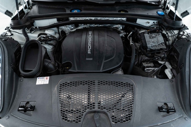 保时捷Macan欣赏一下，这款大灯比较漂亮。