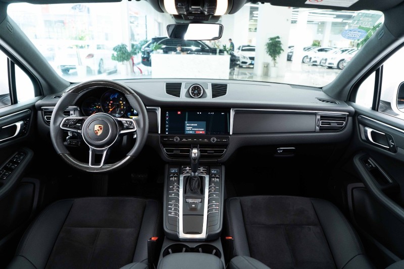 保时捷Macan欣赏一下，这款大灯比较漂亮。