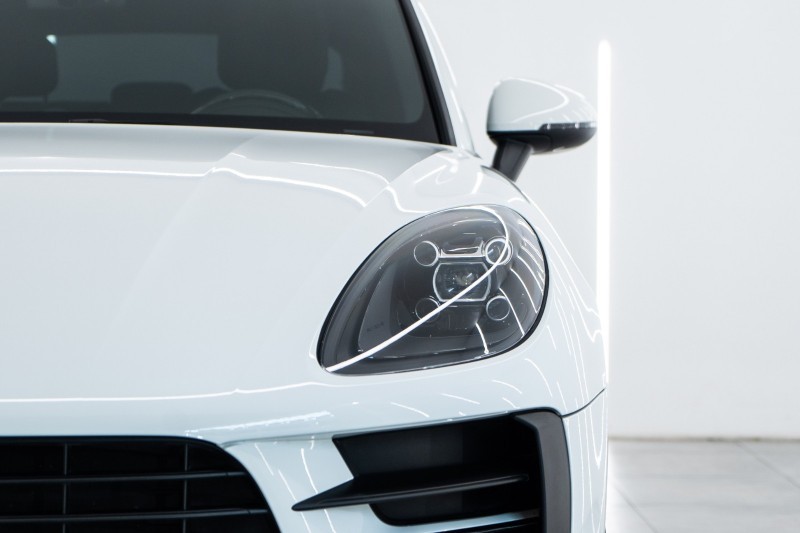 保时捷Macan欣赏一下，这款大灯比较漂亮。