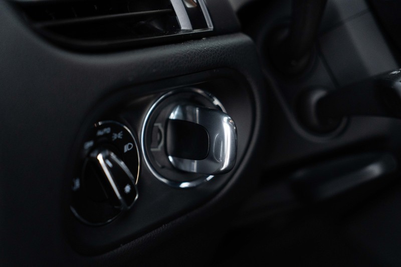 保时捷Macan欣赏一下，这款大灯比较漂亮。