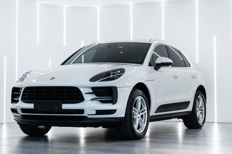 保时捷Macan欣赏一下，这款大灯比较漂亮。