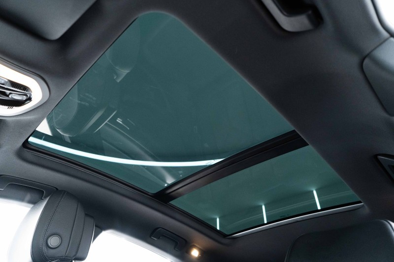 保时捷Macan欣赏一下，这款大灯比较漂亮。