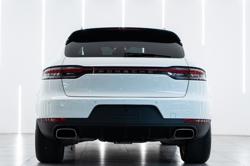 保时捷Macan欣赏一下，这款大灯比较漂亮。