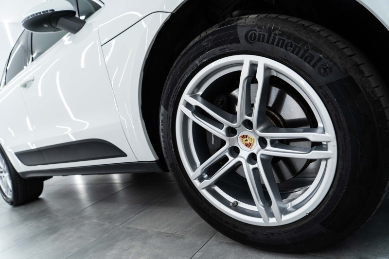 保时捷Macan欣赏一下，这款大灯比较漂亮。