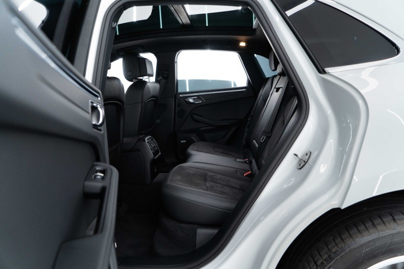 保时捷Macan欣赏一下，这款大灯比较漂亮。