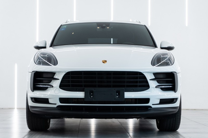 保时捷Macan欣赏一下，这款大灯比较漂亮。