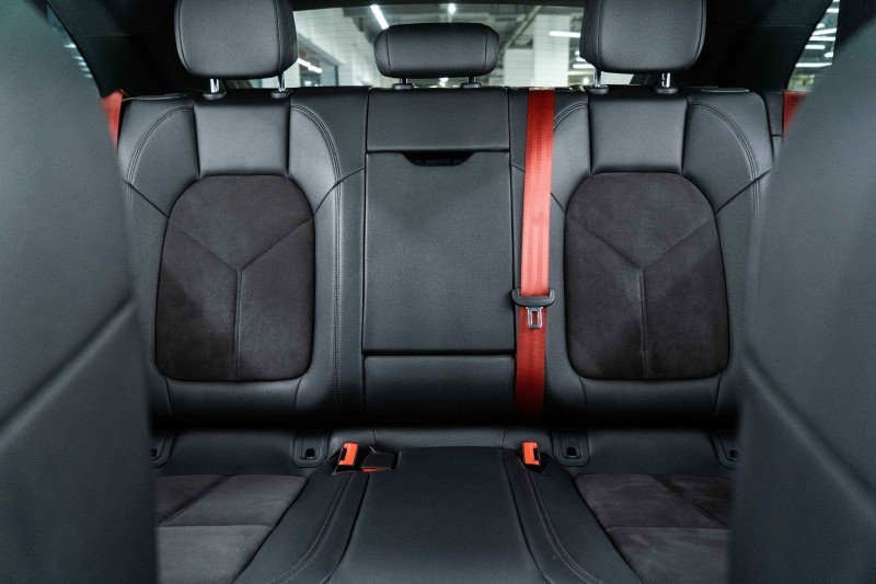 保时捷Macan，白云石金属漆，这个颜色看起来也比较赞。