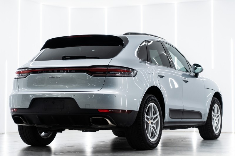 保时捷Macan，白云石金属漆，这个颜色看起来也比较赞。