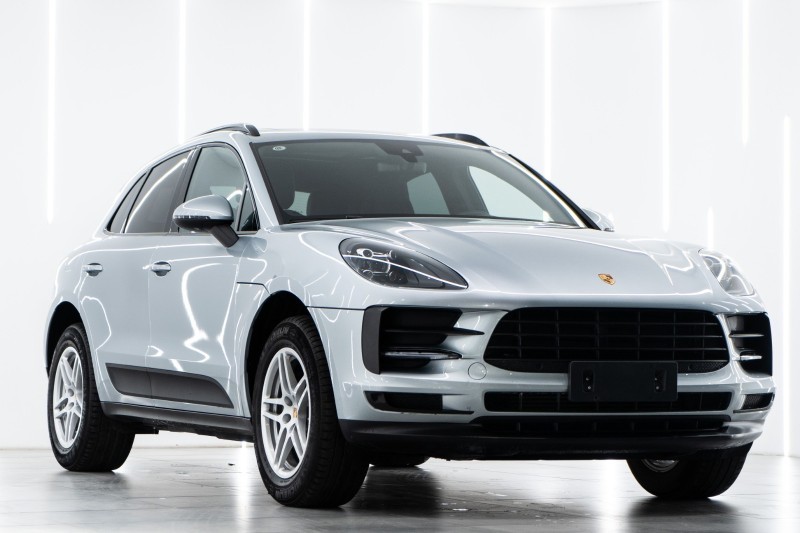 保时捷Macan，白云石金属漆，这个颜色看起来也比较赞。