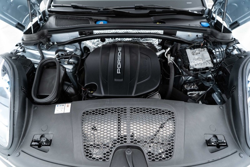 保时捷Macan，白云石金属漆，这个颜色看起来也比较赞。