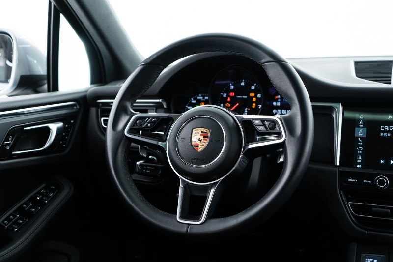 保时捷Macan，白云石金属漆，这个颜色看起来也比较赞。