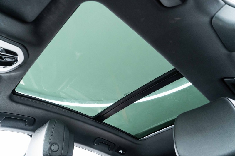 保时捷Macan，白云石金属漆，这个颜色看起来也比较赞。