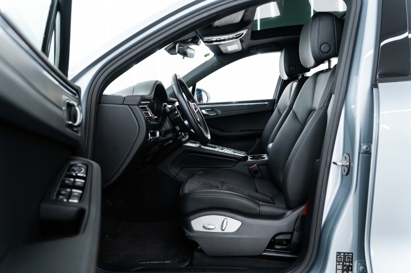 保时捷Macan，白云石金属漆，这个颜色看起来也比较赞。