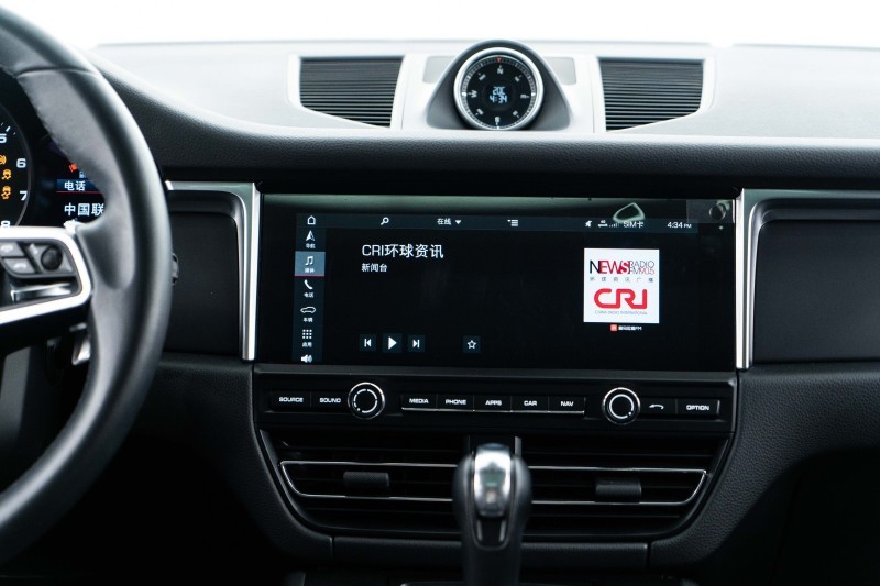 保时捷Macan，白云石金属漆，这个颜色看起来也比较赞。