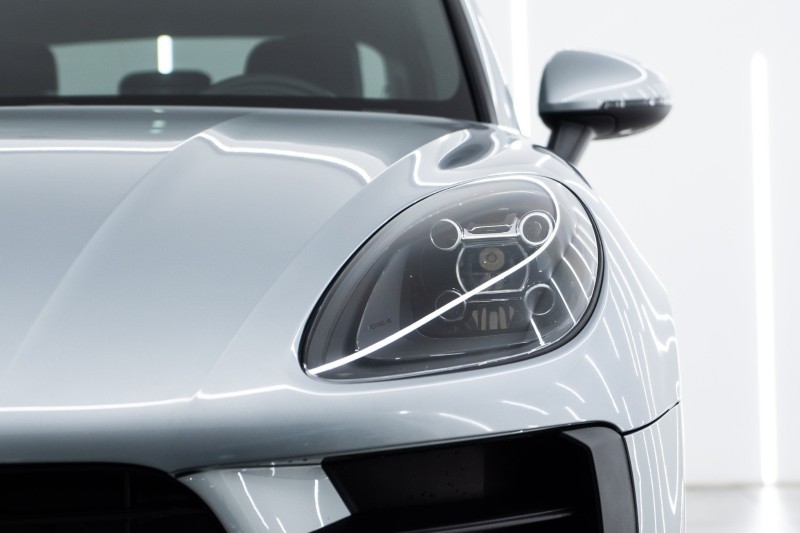 保时捷Macan，白云石金属漆，这个颜色看起来也比较赞。