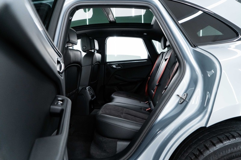 保时捷Macan，白云石金属漆，这个颜色看起来也比较赞。