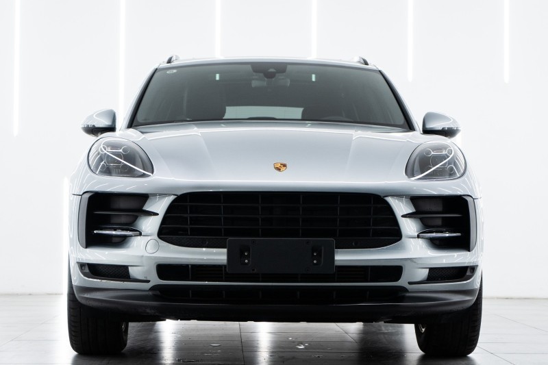 保时捷Macan，白云石金属漆，这个颜色看起来也比较赞。