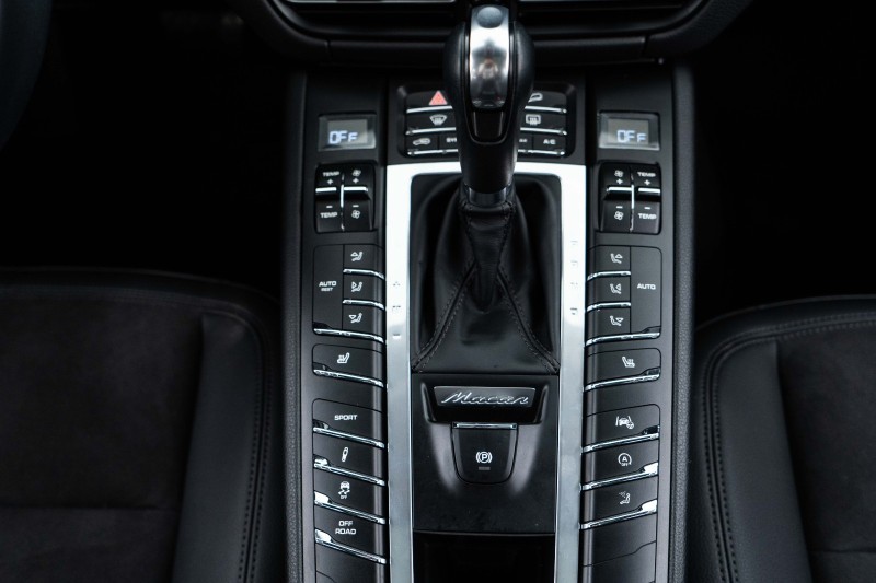 保时捷Macan，白云石金属漆，这个颜色看起来也比较赞。