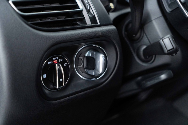 保时捷Macan，白云石金属漆，这个颜色看起来也比较赞。