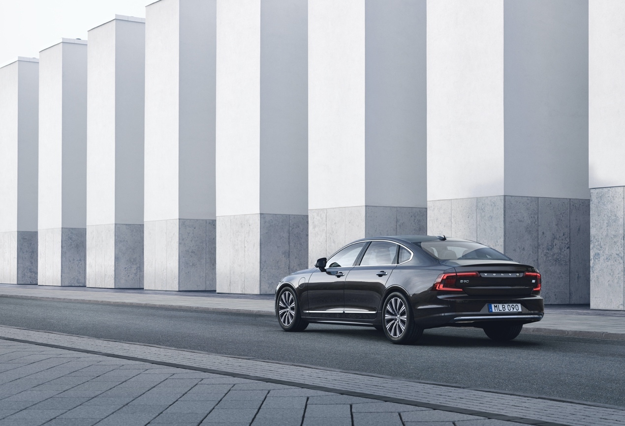 沃尔沃新款S90官图，还是很北欧风，低饱和度色彩，素雅简约。