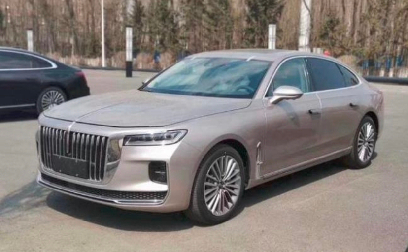 图一为香槟金色红旗H9，第一次见，没有黑色大气，但会更典雅