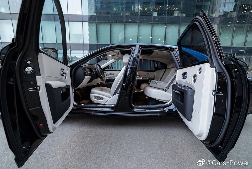 劳斯莱斯古思特BB 稀有彗星蓝+黑双色 蛮别致的