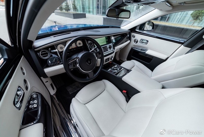 劳斯莱斯古思特BB 稀有彗星蓝+黑双色 蛮别致的