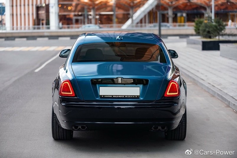 劳斯莱斯古思特BB 稀有彗星蓝+黑双色 蛮别致的