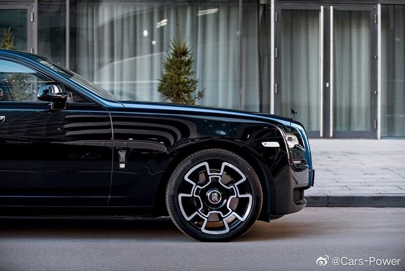 劳斯莱斯古思特BB 稀有彗星蓝+黑双色 蛮别致的