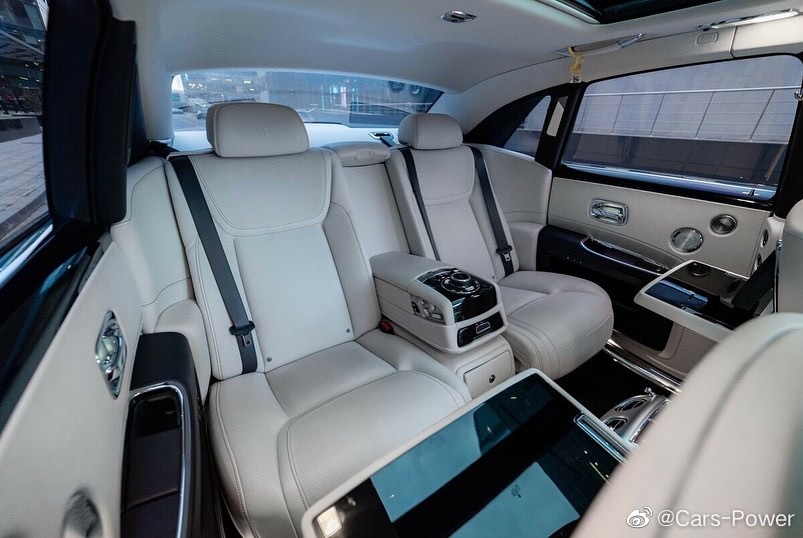 劳斯莱斯古思特BB 稀有彗星蓝+黑双色 蛮别致的