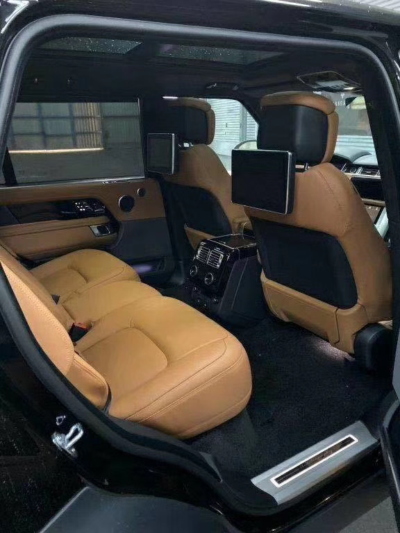 短轴的路虎揽胜适合自己开，长轴的适合坐后排。