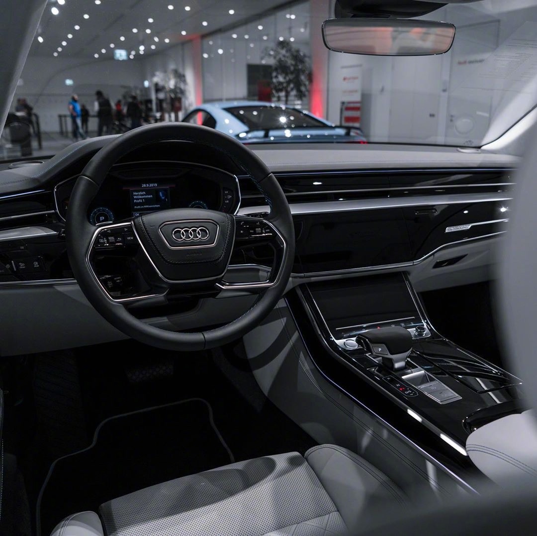 这个颜色的奥迪A8全世界也就这一辆了吧！