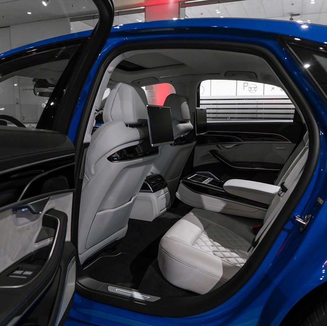 这个颜色的奥迪A8全世界也就这一辆了吧！