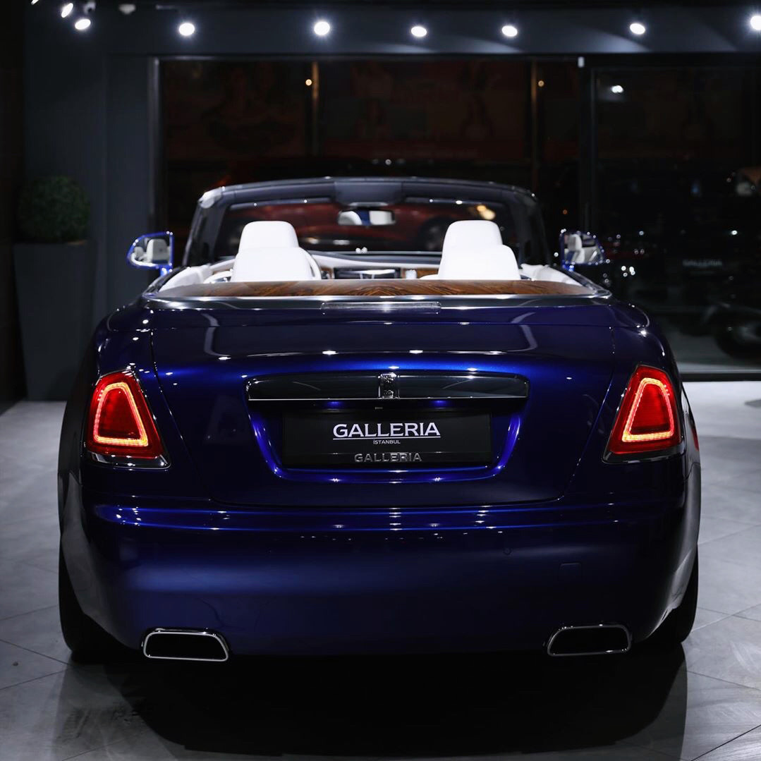 Rolls Royce Dawn 感觉车头设计很棒，只是车尾比较……