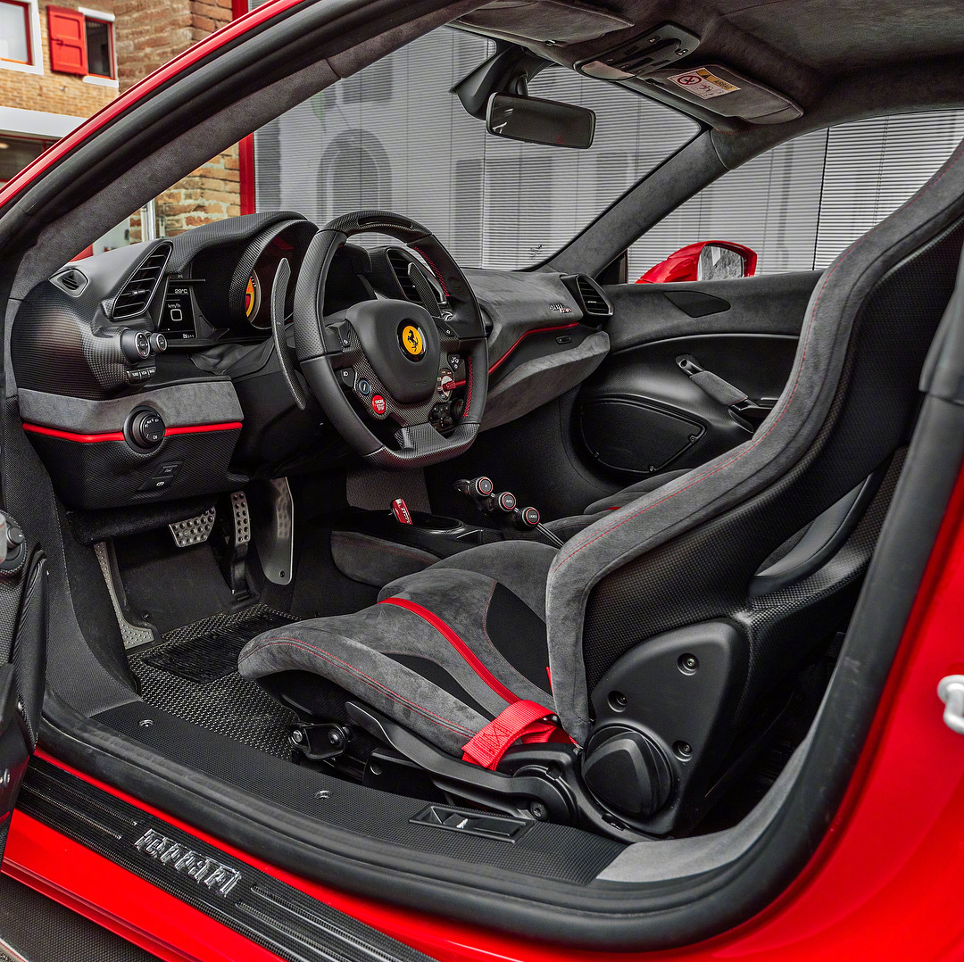 每天一组汽车美图：法拉利488pista犀利大片