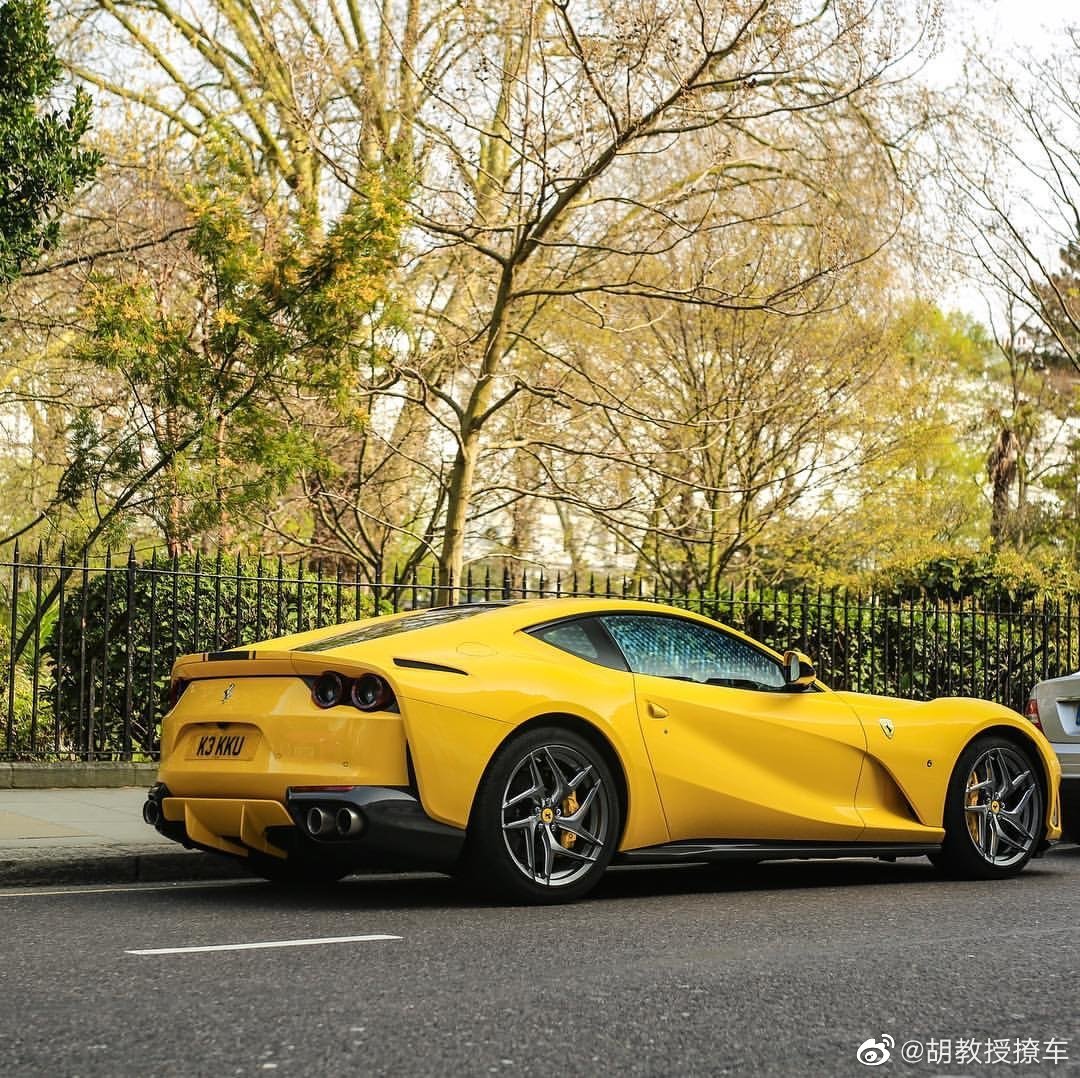 精美汽车图集：优雅的法拉利 812 Superfast