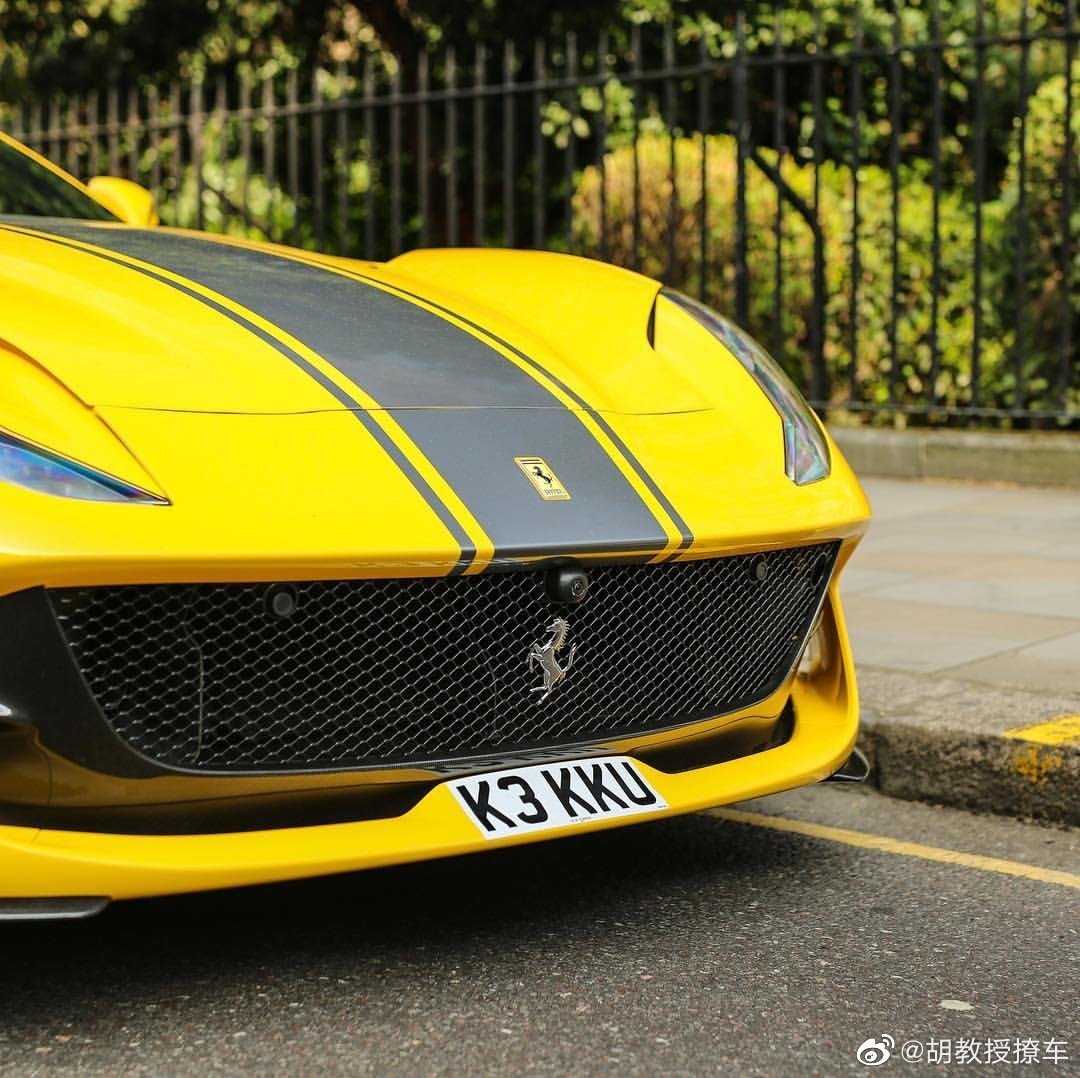 精美汽车图集：优雅的法拉利 812 Superfast