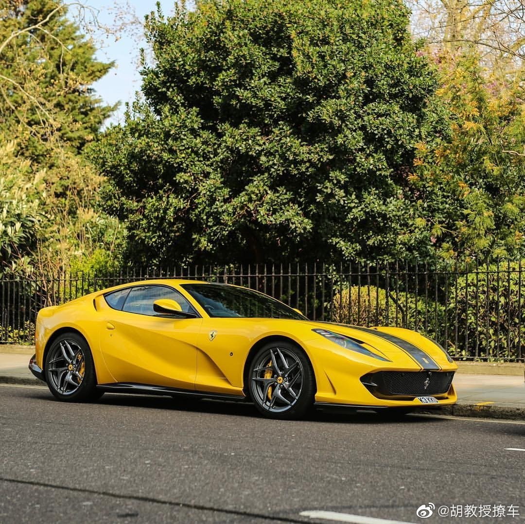 精美汽车图集：优雅的法拉利 812 Superfast