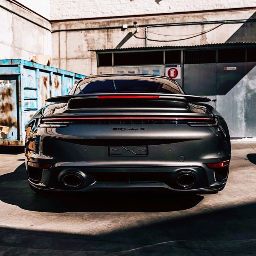 保时捷911 Turbo S，前脸看起来还是很凶悍的