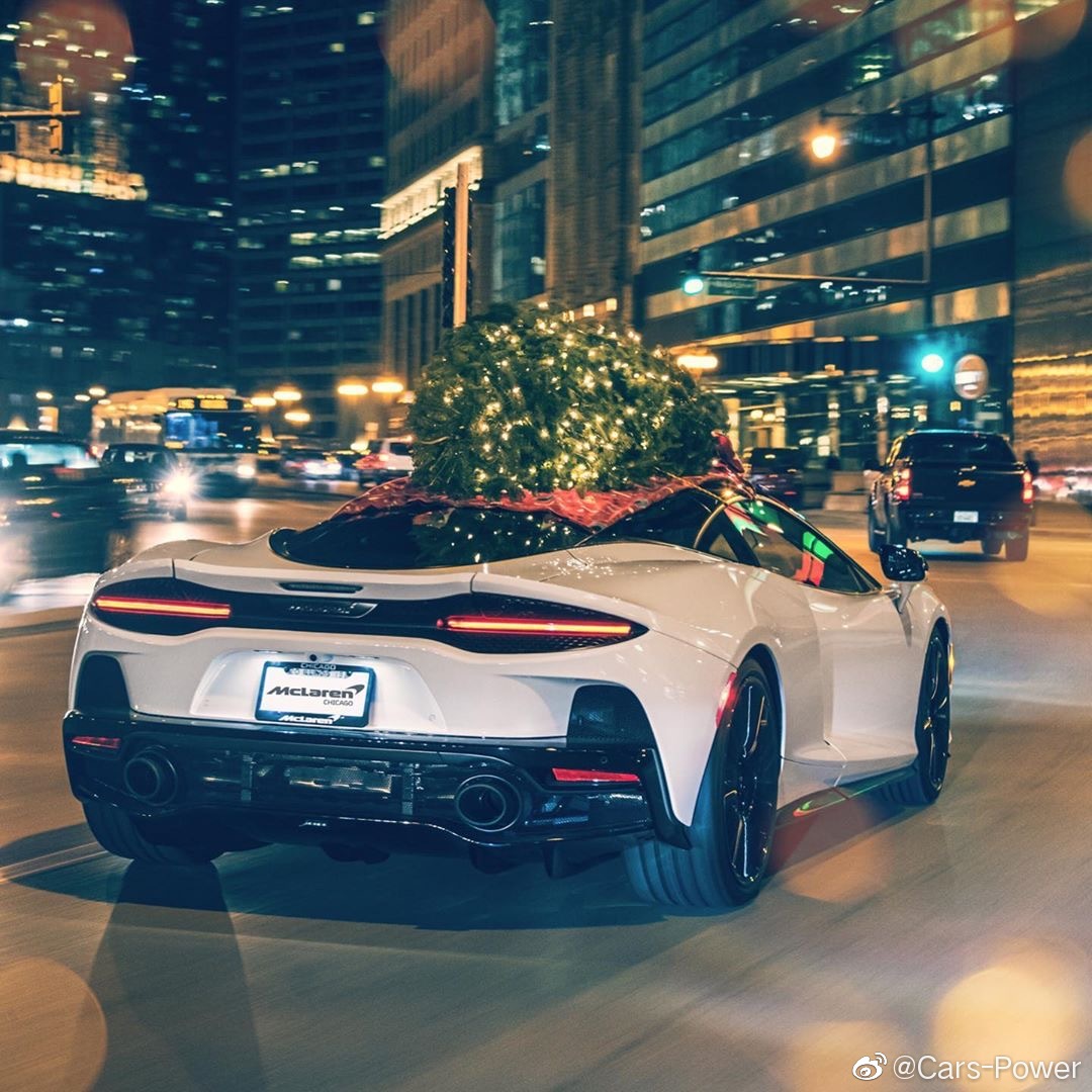 拉圣诞树的迈凯伦GT