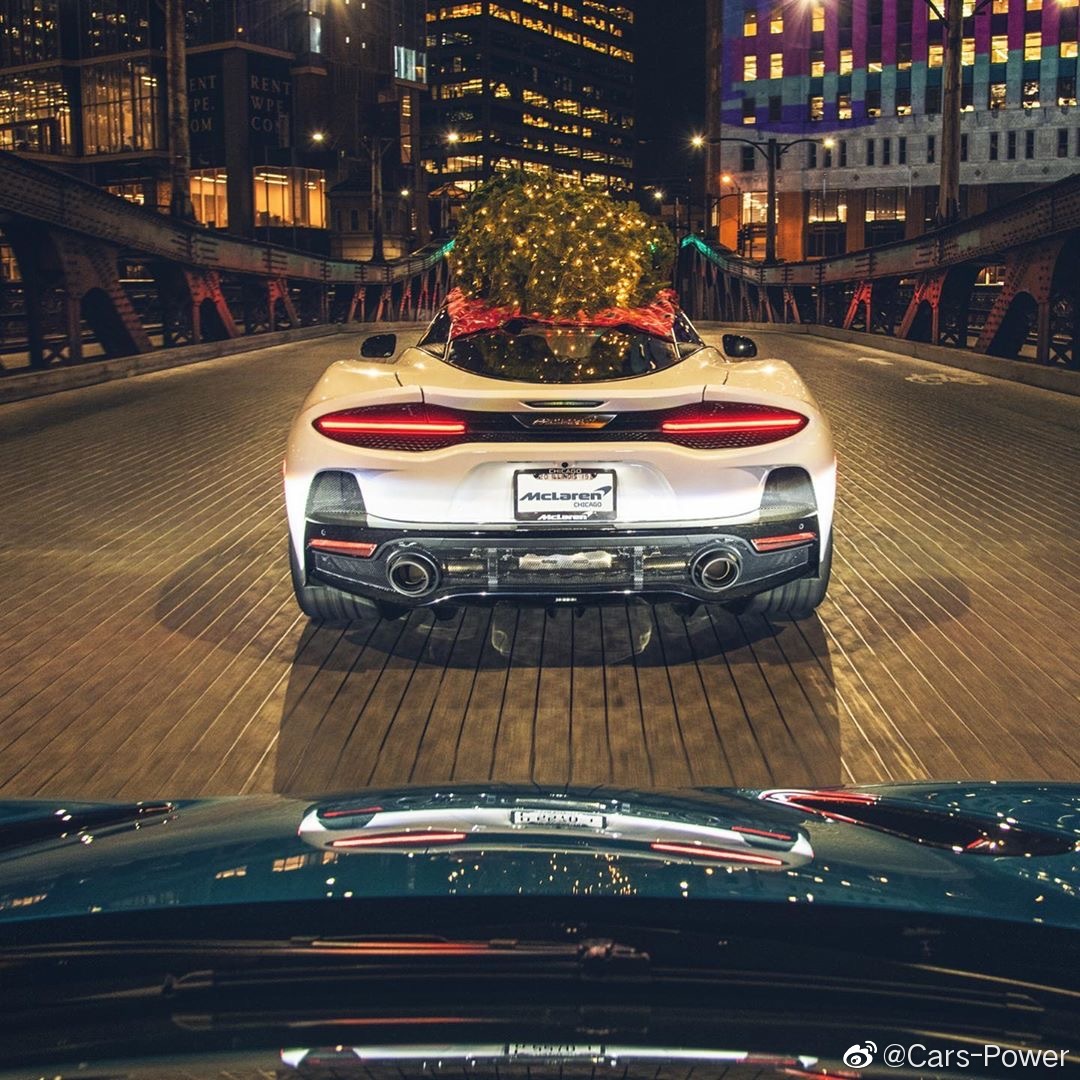 拉圣诞树的迈凯伦GT